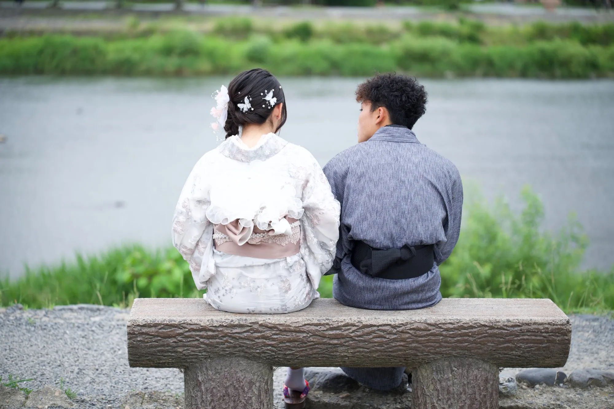 Pareja en yukata junto al río Katsura, Arashiyama, Japón — 2