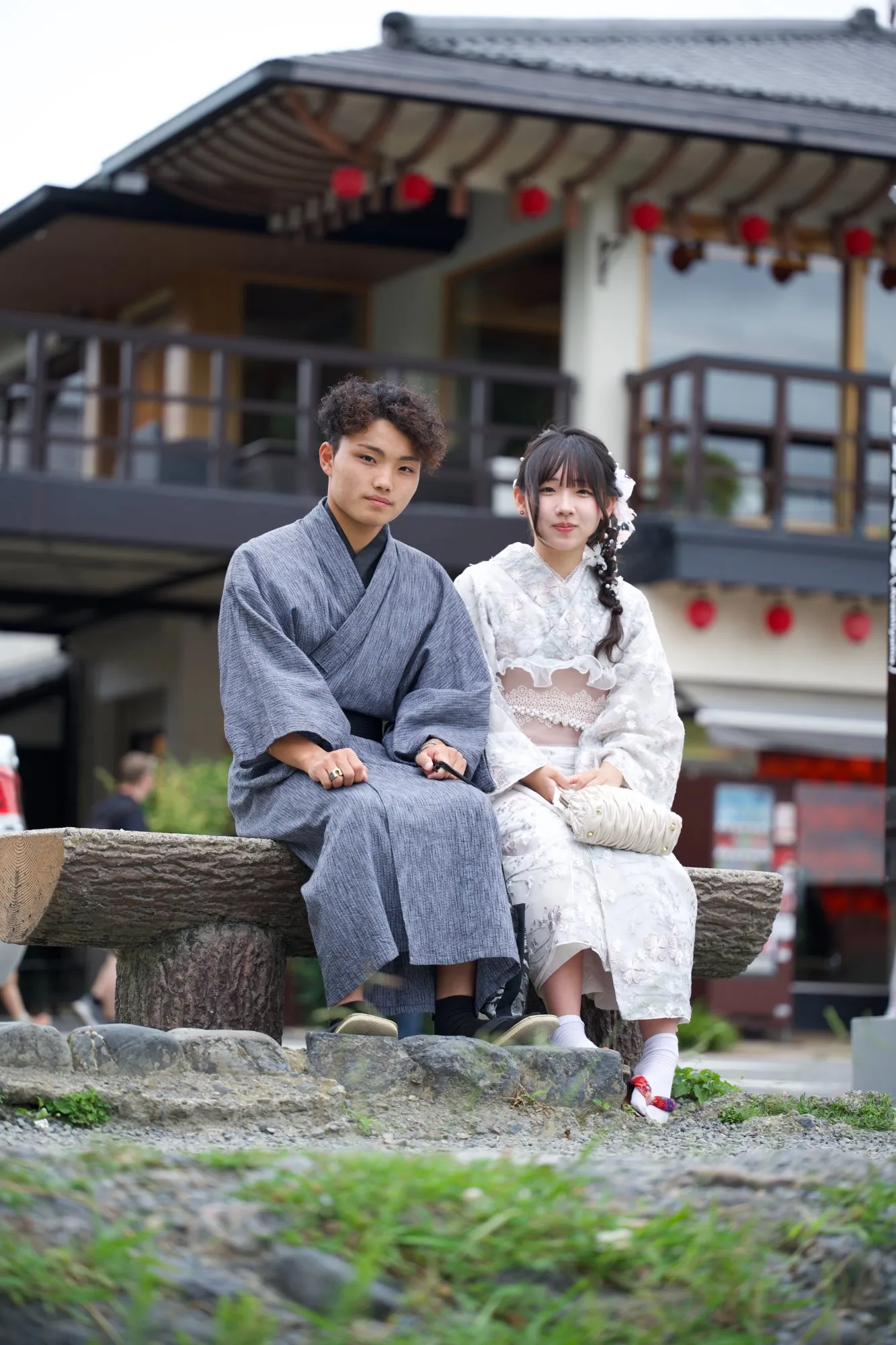 Pareja en yukata junto al río Katsura, Arashiyama, Japón — 3