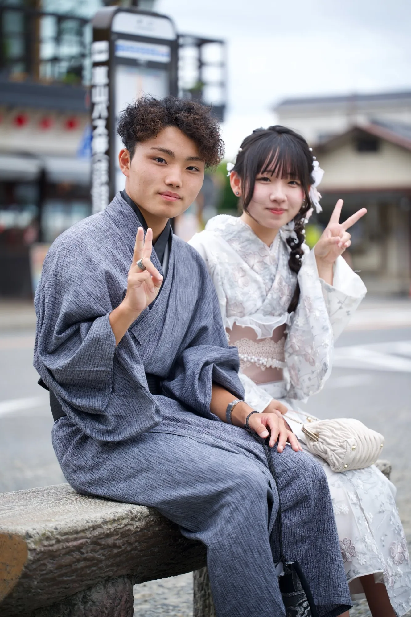 Pareja en yukata junto al río Katsura, Arashiyama, Japón — 4