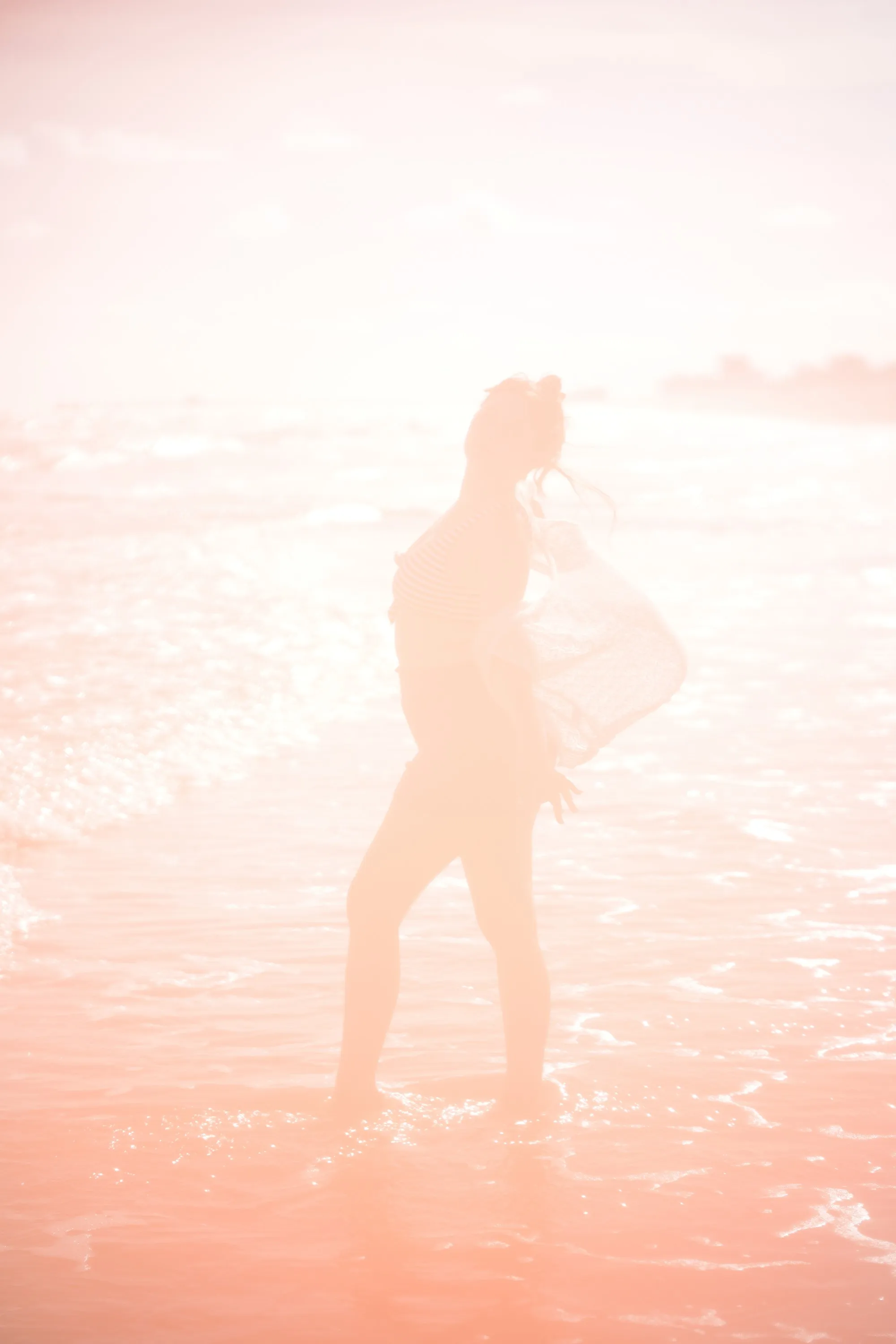 Retrato pastel sobreexpuesto en la orilla: encaje, arena y contraluz — 7